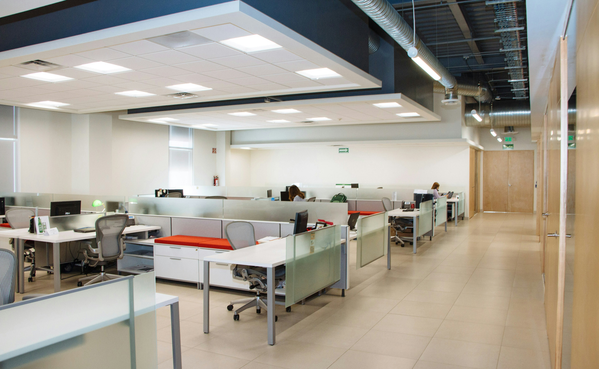 La Main de la Gouvernante hero Bureaux et commerces